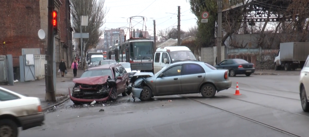 Аварія з шістьма постраждалими у Харкові. Дорогу не поділи два легковики (відео)