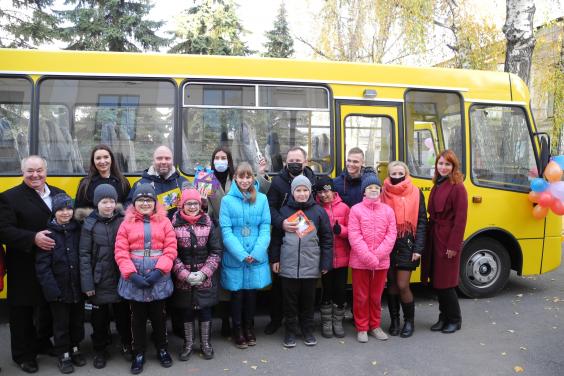 Харьковская спецшкола для детей с недостатками зрения получила новый автобус
