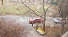 В Пятихатках на пожаре погиб человек. Его тело лежит на лавочке (фото)