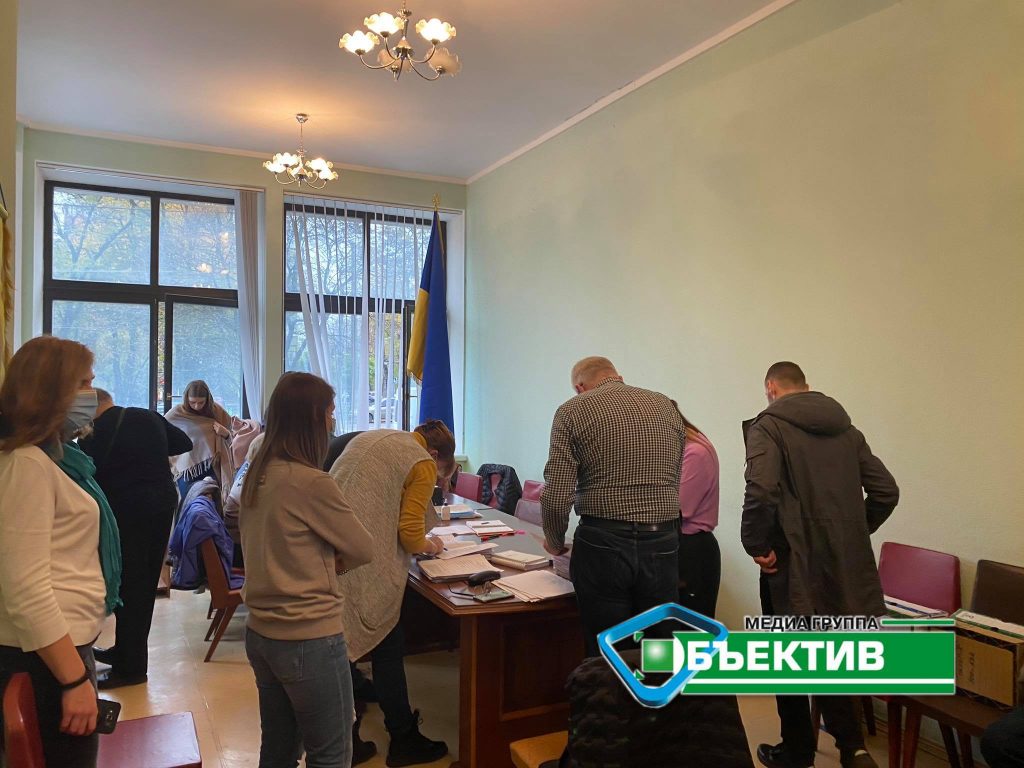 Харківський міськвиборчком передає протоколи від дільничних комісій