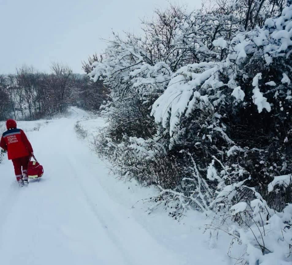 Из-за снежных заносов медики «скорой помощи» на Харьковщине шли к пациенту пешком (фото)