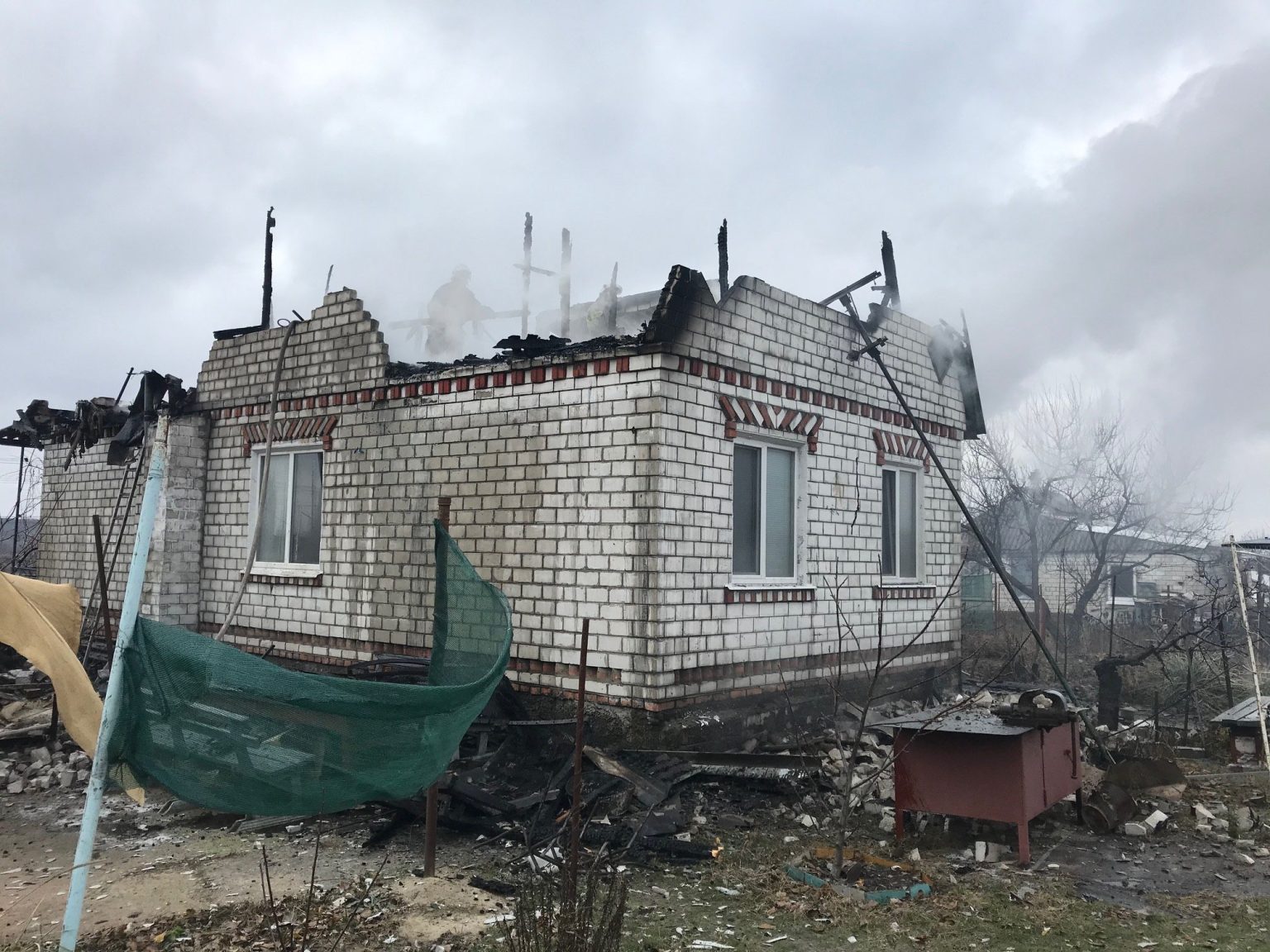 Спасатели четыре часа тушили пожар в двухэтажном частном доме (фото)