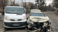 В Харькове в ДТП попали водители двух автомобилей Nissan (фото)