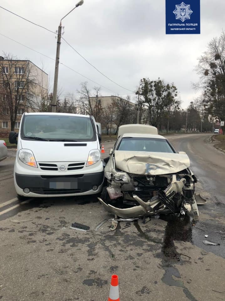 В Харькове в ДТП попали водители двух автомобилей Nissan (фото)