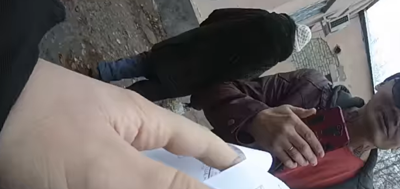 В Балаклее мужчина напал на полицейского, который принес гражданину повестку в суд