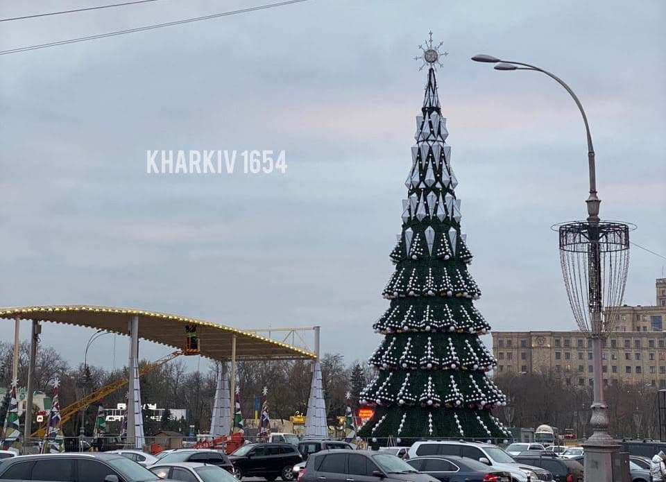 Главную елку Харькова установили на площади Свободы