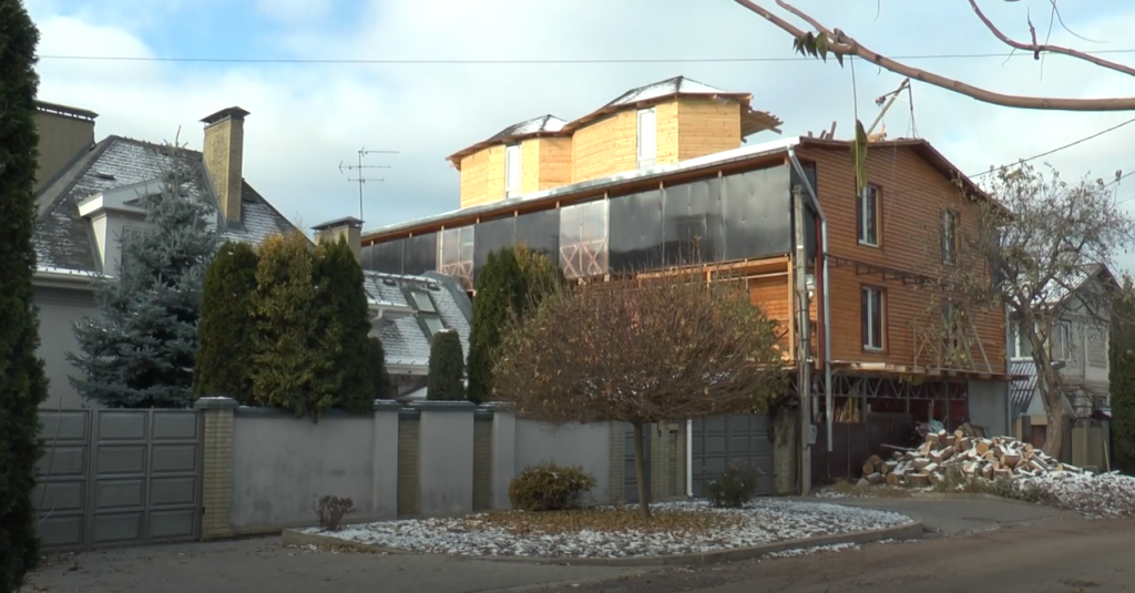 Конфлікт на Павловому Полі: мешканці скаржаться на будівлю, яку звів сусід (відео)