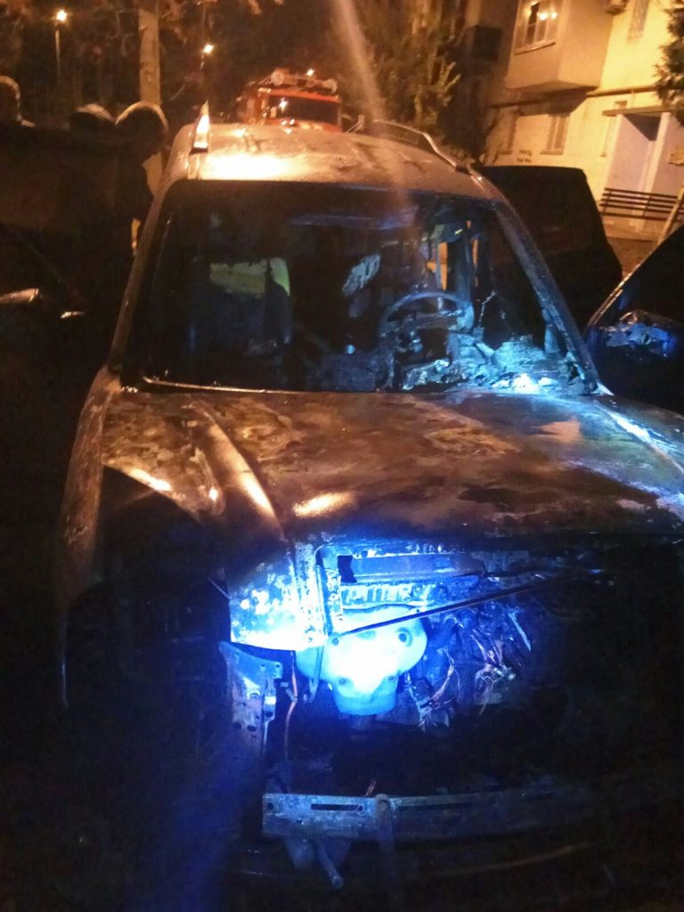 В Харькове ночью сгорела иномарка, припаркованная возле многоэтажки