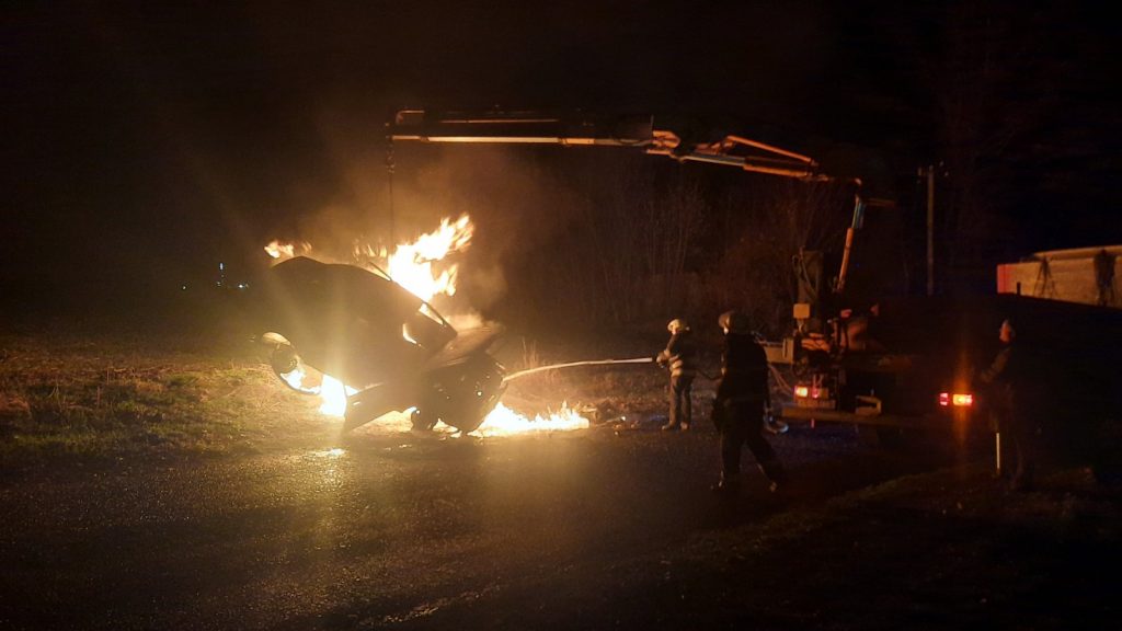 В Валковском районе сгорел автомобиль. Пострадал водитель (фото)