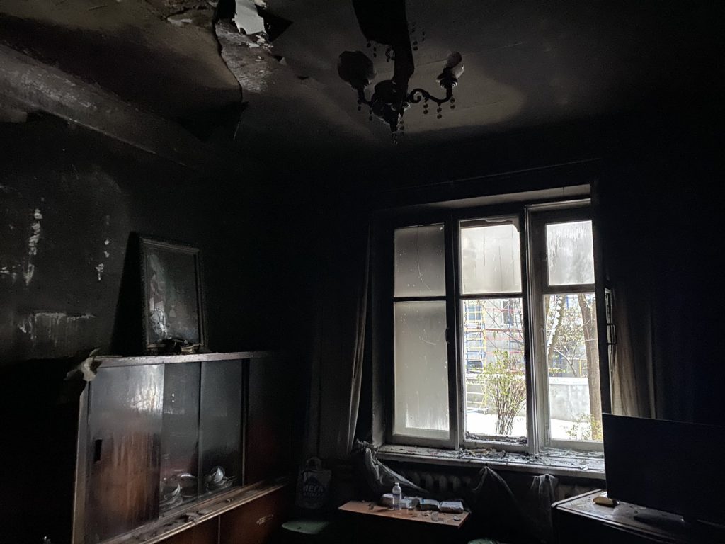 Пожарные спасли пенсионерку из горящей квартиры на проспекте Гагарина (фото)