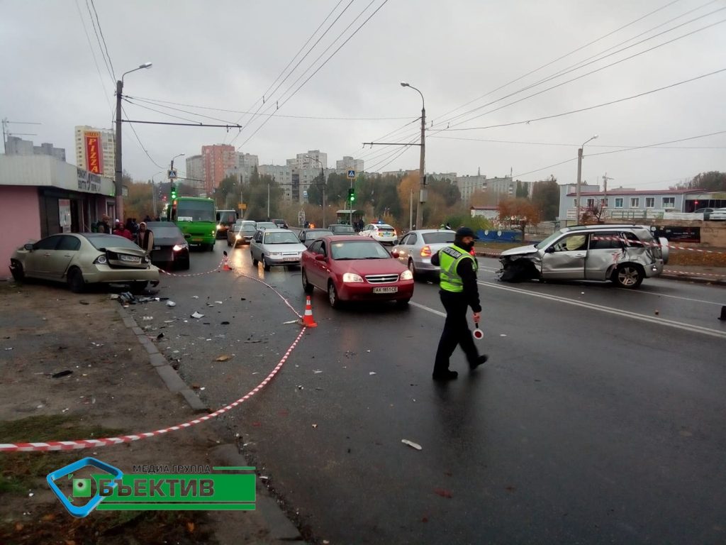 На Салтівці ДТП: авто відкинуло на зупинку, є 6 постраждалих (фото)