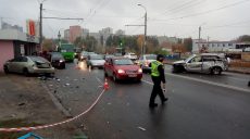 На Салтівці ДТП: авто відкинуло на зупинку, є 6 постраждалих (фото)
