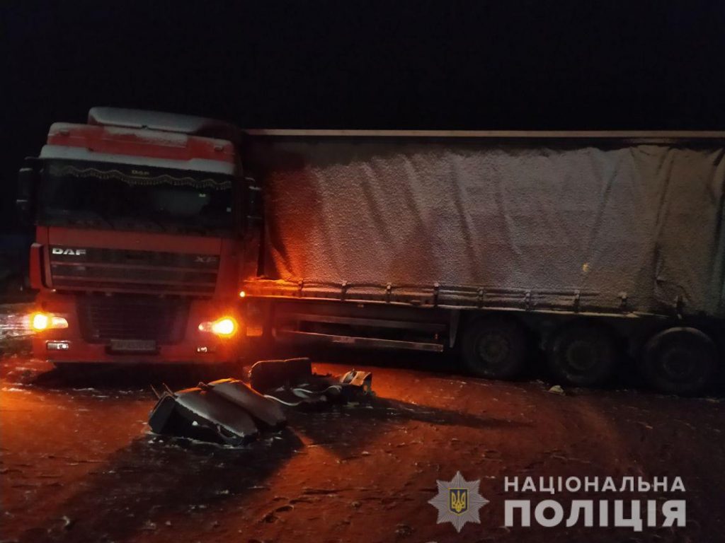 Полицейские выясняют обстоятельства ДТП с участием грузовика и микроавтобуса на Харьковщине (фото)