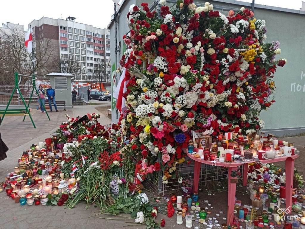 В Минске беларусы несут цветы и лампадки к мемориалу убитого Романа Бондаренко (фото)