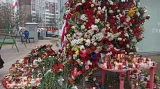 В Минске беларусы несут цветы и лампадки к мемориалу убитого Романа Бондаренко (фото)