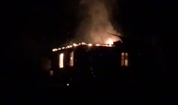 Вірмени, які виїжджають з населених пунктів Нагірного Карабаху, спалюють свої будинки