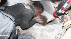 В Турции спасли из-под завалов малышку, она провела там более 90 часов (видео, фото)
