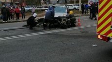 Харьковские спасатели деблокировали из покореженного в ДТП автомобиля водителя (фото)
