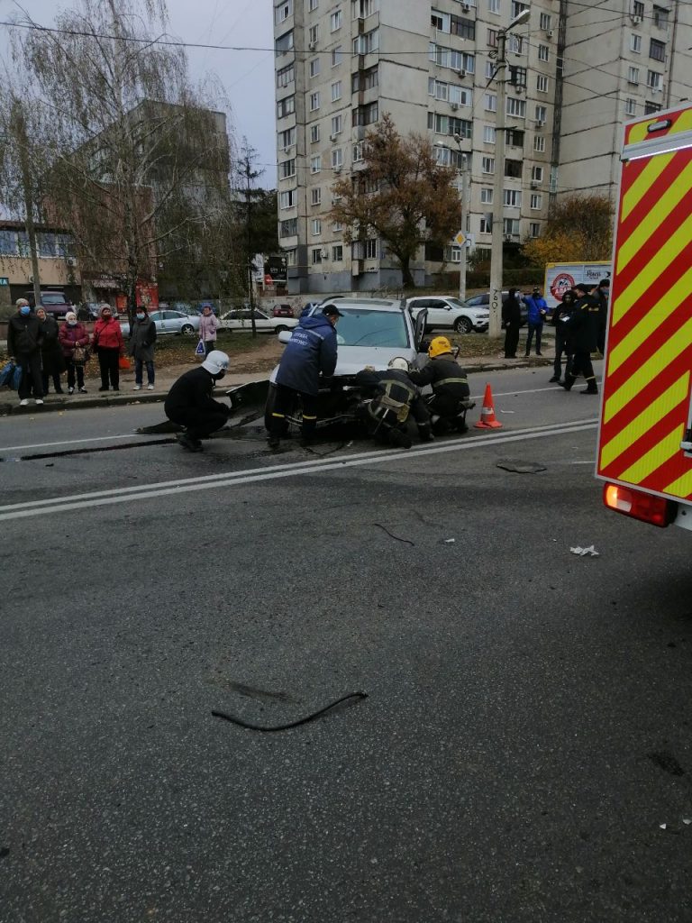 Харьковские спасатели деблокировали из покореженного в ДТП автомобиля водителя (фото)