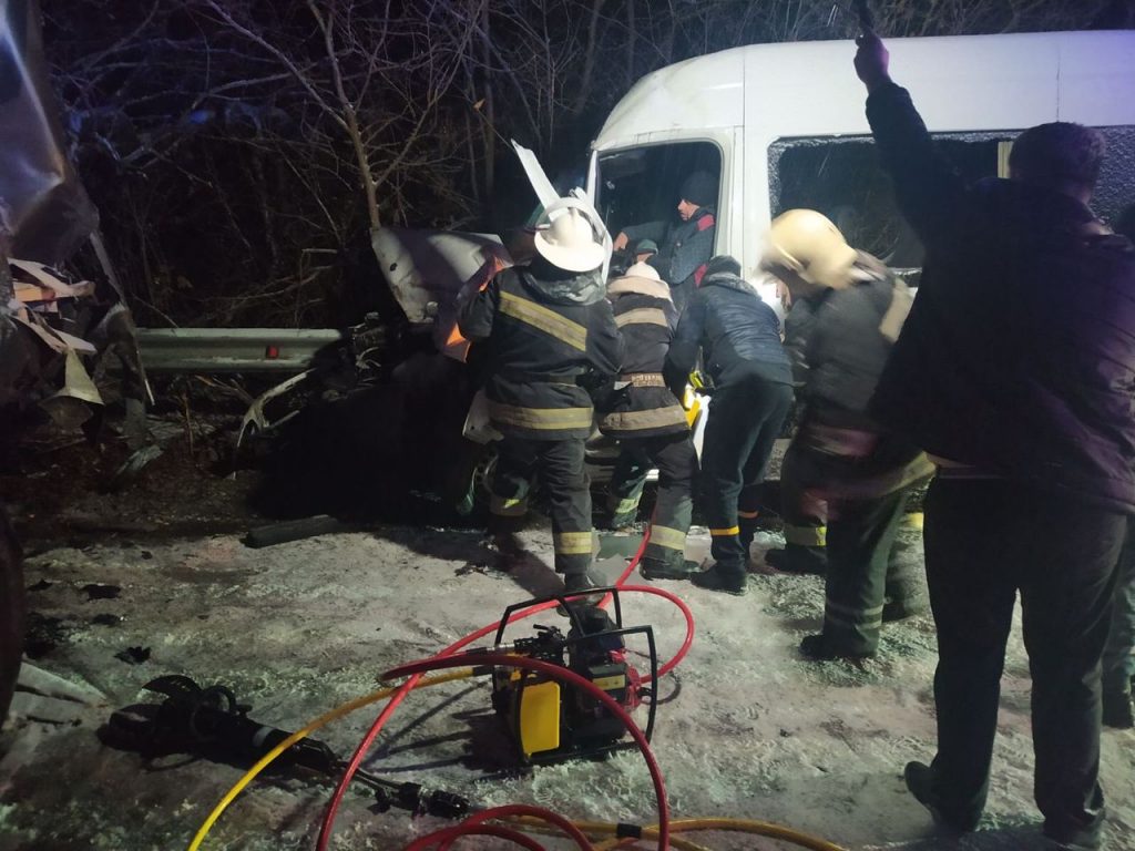 В Красноградском районе спасатели деблокировали из покореженного в ДТП автомобиля двух пострадавших (фото)