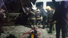 В Красноградском районе спасатели деблокировали из покореженного в ДТП автомобиля двух пострадавших (фото)