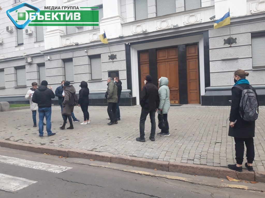 Харків’яни вийшли під управління СБУ з акцією «Досить кришувати — починайте захищати» (фото)