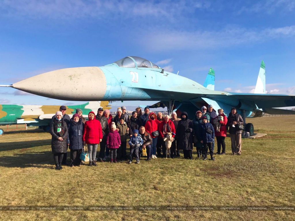 Для «детей Чернобыля» провели социальную экскурсию на аэродром «Коротич» (фото)