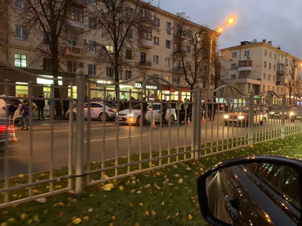 ДТП на проспекте Науки: автомобиль влетел в островок безопасности и сбил четырех людей (виде)