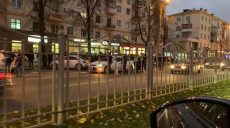 ДТП на проспекте Науки: автомобиль влетел в островок безопасности и сбил четырех людей (виде)