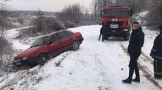 Неподалеку от Боровой спасатели вытащили автомобиль из кювета (фото)