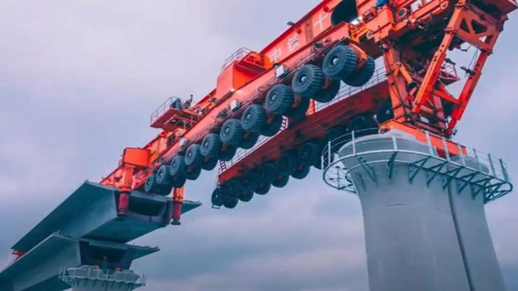 В Китае строят мосты с помощью уникальной машины (видео)