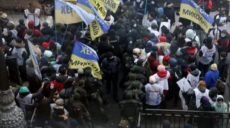 У Києві під будівлею ВРУ сталися сутички мітингуючих із поліцією (фото, відео)