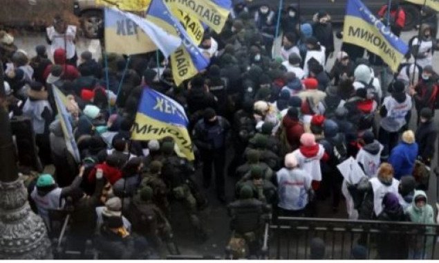 У Києві під будівлею ВРУ сталися сутички мітингуючих із поліцією (фото, відео)