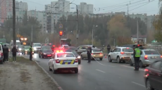 ДТП на Салтівці: одну з автівок відкинуло на зупинку, постраждали 6 осіб (відео)