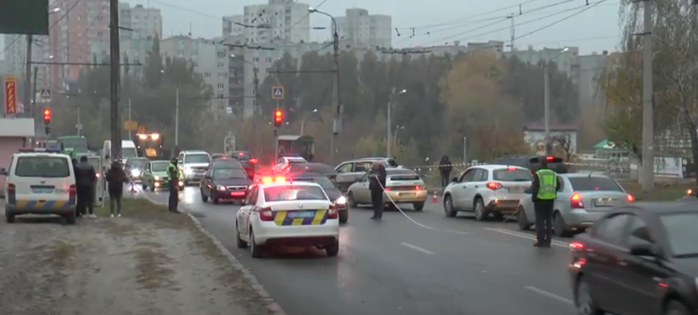 ДТП на Салтівці: одну з автівок відкинуло на зупинку, постраждали 6 осіб (відео)