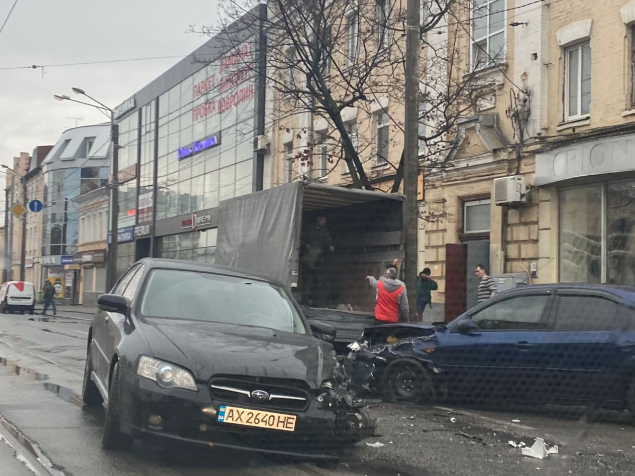 На Московському проспекті — чергова аварія: на місці працюють поліціянти (фото)
