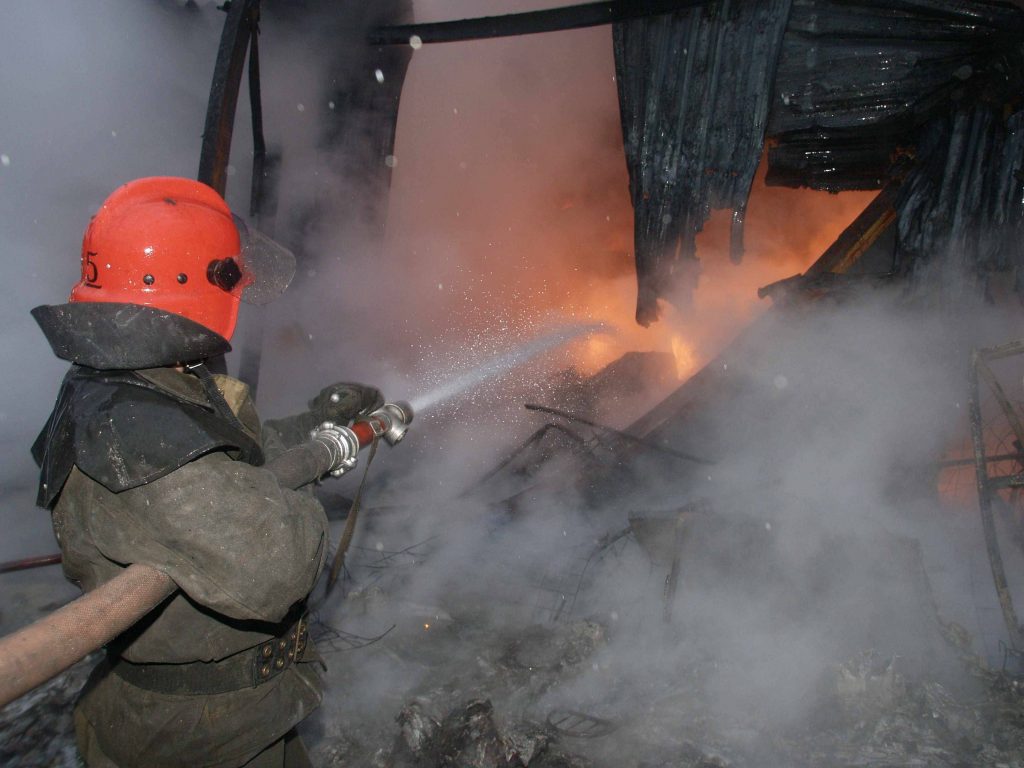 В Харькове в результате пожара в частном дворе пострадал мужчина