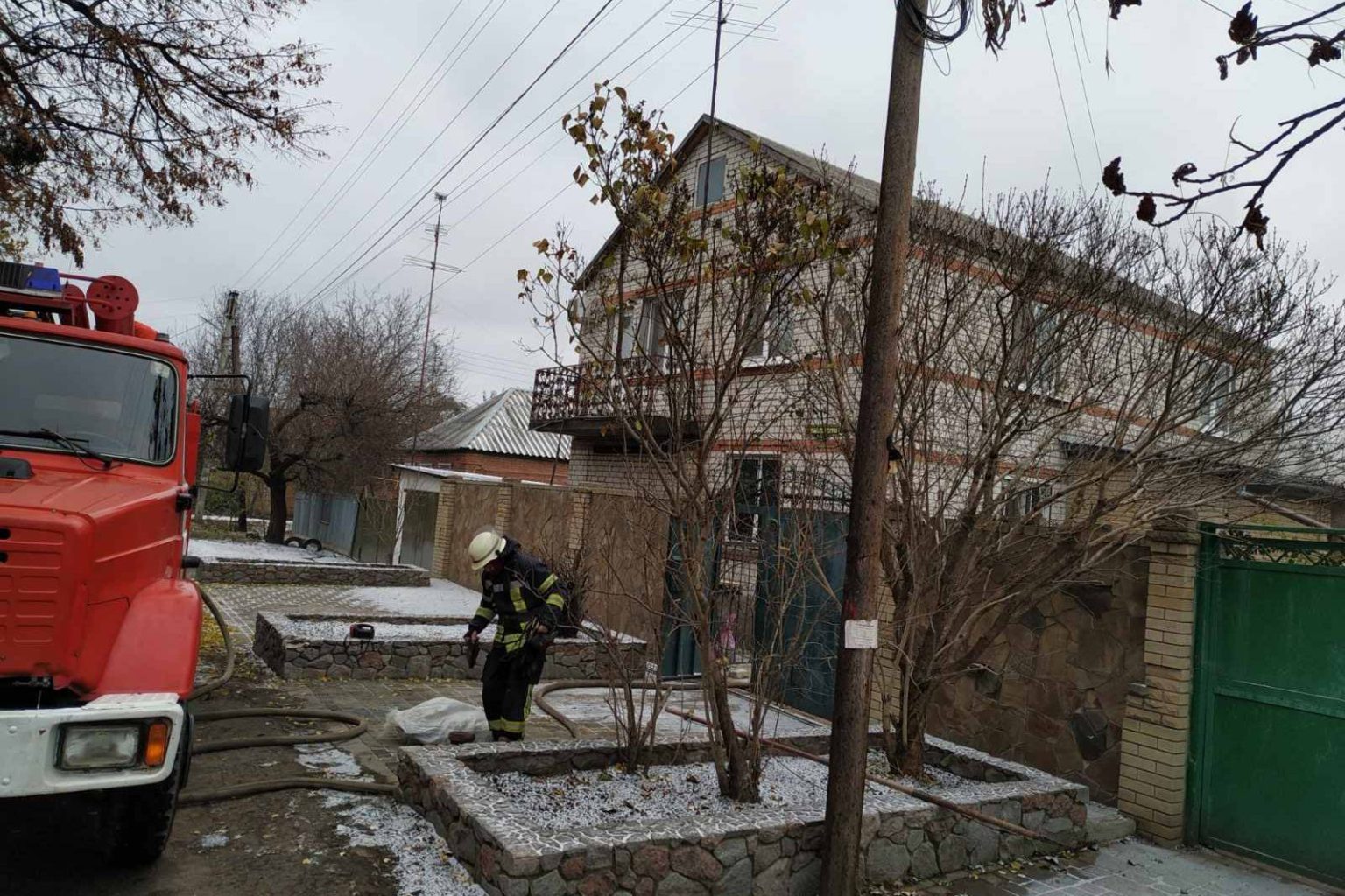 В пожаре в Харькове 60-летняя женщина получила ожоги рук и ног (фото)