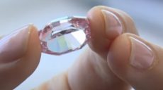 На аукционе Sotheby’s выставлен уникальный розовый алмаз, стартовая цена — 38 млн долларов (видео)