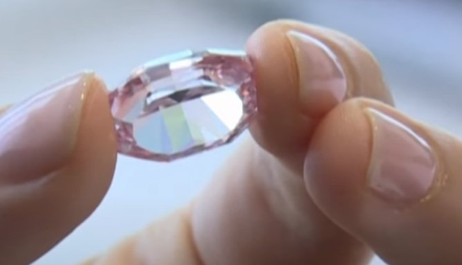 На аукционе Sotheby’s выставлен уникальный розовый алмаз, стартовая цена — 38 млн долларов (видео)