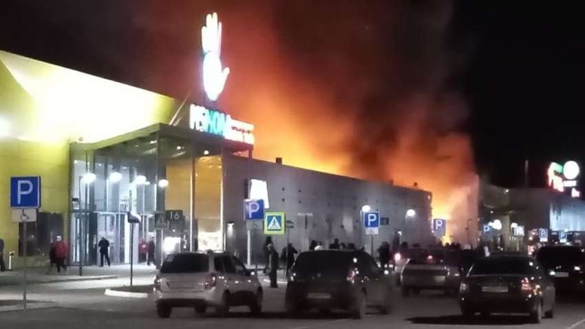 В России горит ТРЦ, пожар уже назвали повторением трагедии в Кемерово (видео)