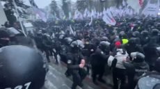 Каких договоренностей достигли протестующие после стычек под Радой