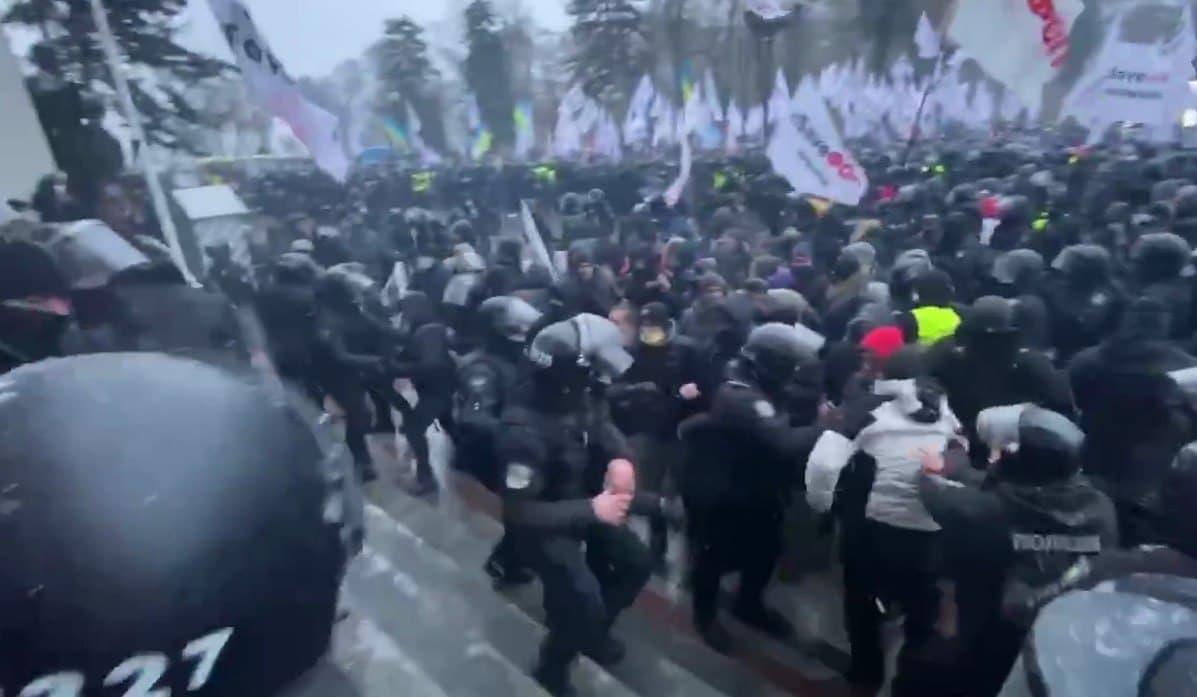 Каких договоренностей достигли протестующие после стычек под Радой