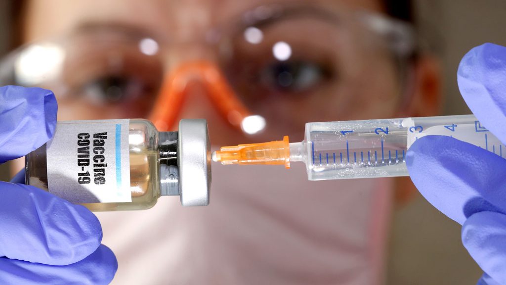 Половина харьковских медиков, попавших в первую волну вакцинации, отказываются делать прививки