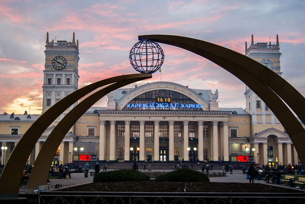 На вокзалі у Харкові прибрали радянські атрибути (фото)