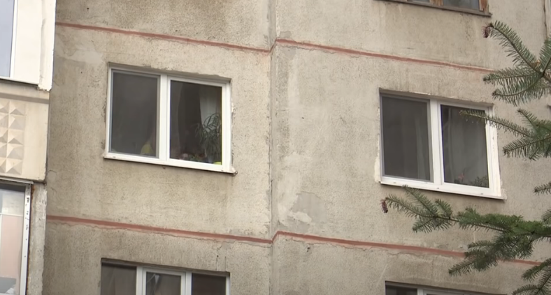 Многодетную семью выжили из квартиры (видео)