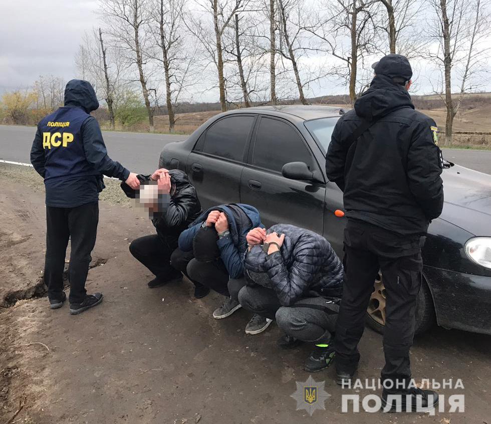 В Харьковской области во время побега задержали группу серийных «квартирников» (фото)