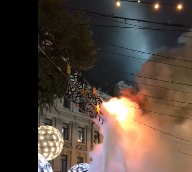 На главной елке Украины загорелась иллюминация (видео)
