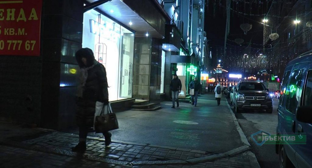 Вулицю Сумську біля одного з торгівельних центрів у Харкові залило окропом