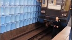Попытка суицида в харьковском метро: мужчина прыгнул под поезд